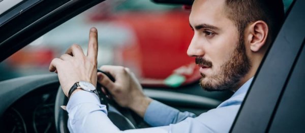 Това всъщност не е правило, то е просто част от превръщането на шофирането в приятелска общност, а не в  смъртоносно състезание. Ако някой ви направи място ва натоварен трафик, кимнете му или му помахайте. Този вид признание показва добра воля и може да  насърчи хората да бъдат по-учтиви в бъдеще
